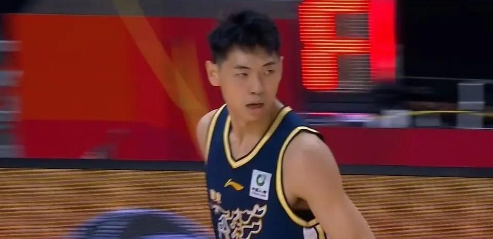 开局 5 分钟只得 5 分落后 10 分，所有人都以为广东队又要重演被新疆逆转的