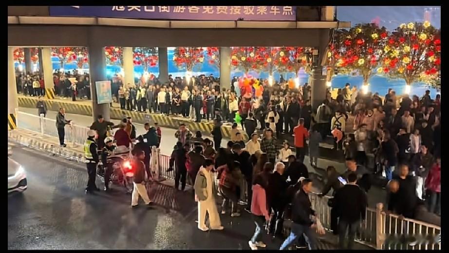 跟着春晚游宜宾，今年的宜宾，确实挤得很，作为本地人，我就不跟他们挤了，边上看一下