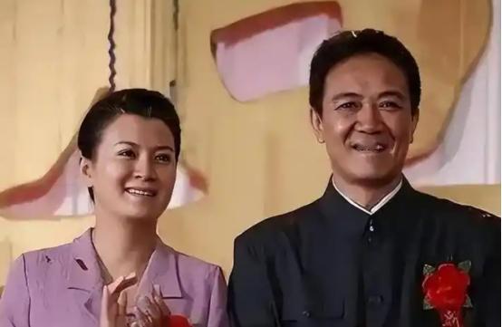 史兰芽:我这辈子最不后悔的决定,就是3婚嫁给大我13岁的李幼斌
 
现在的娱乐圈