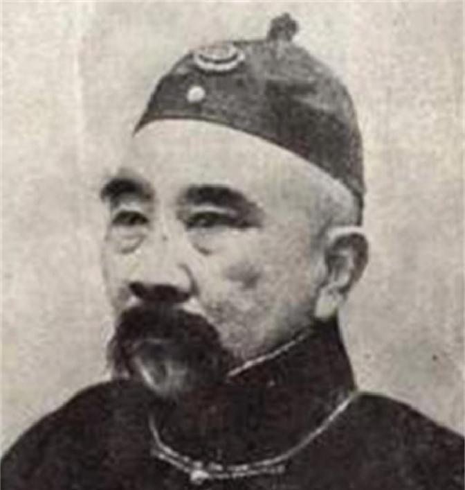 1903年，广西提督苏元春被押送京城将要斩首，他多年的同僚好友纷纷袖手旁观，唯有