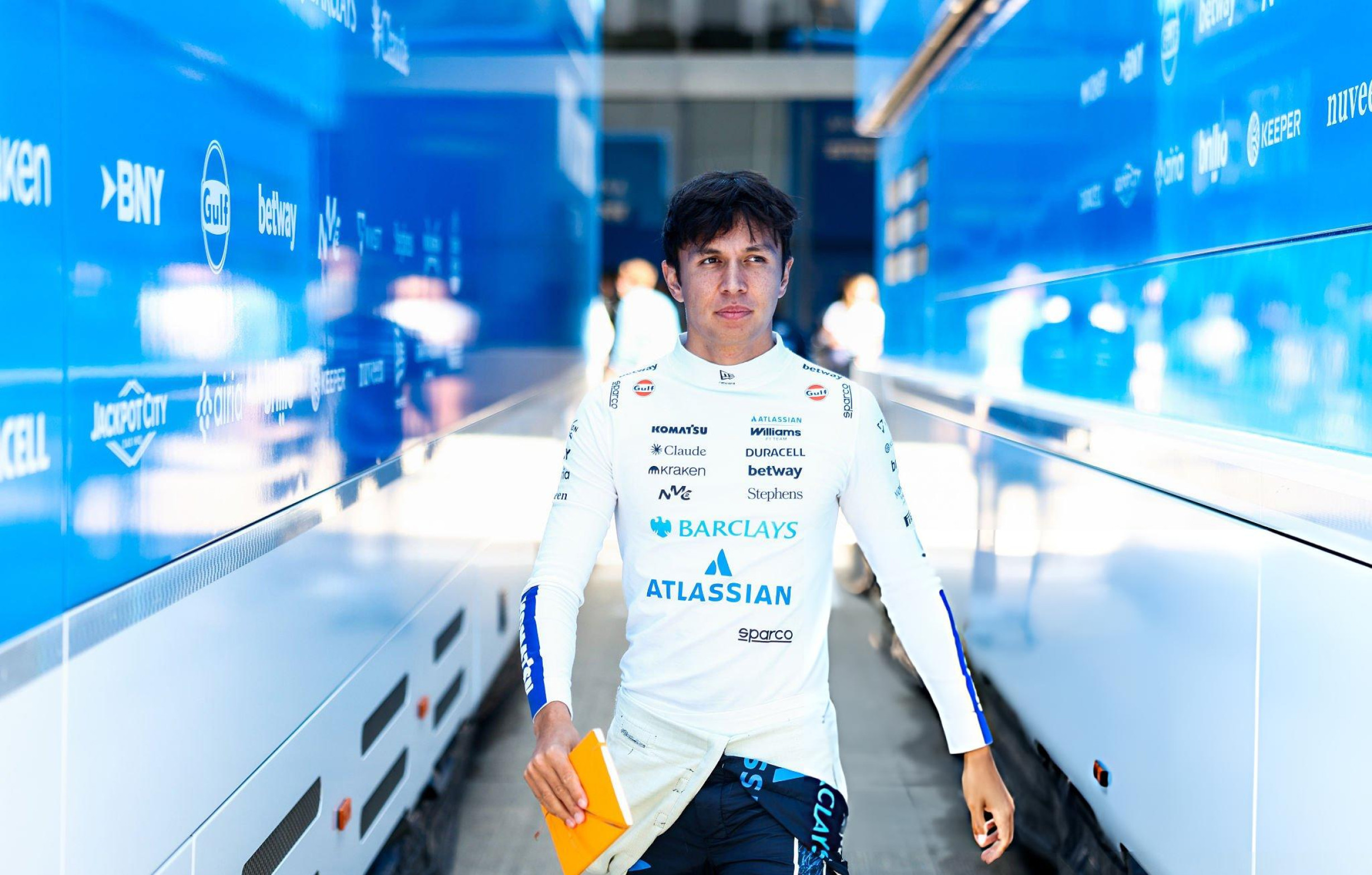 F1威廉姆斯确认30岁泰国车手亚历克斯·阿尔本将在2027赛季继续代表车队参赛，