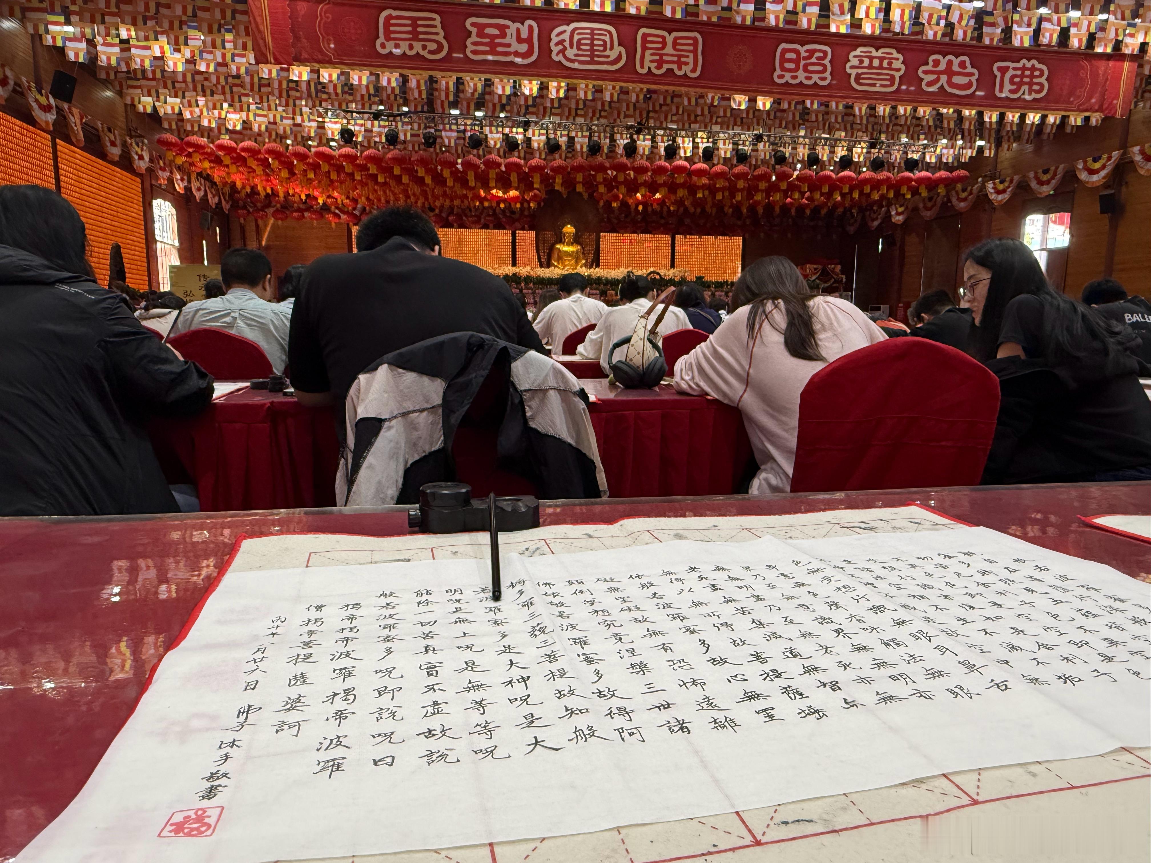今天上午跟好友约在龙华寺见面。先绕塔，然后一个个殿参拜过去；回到图书馆借本经书去