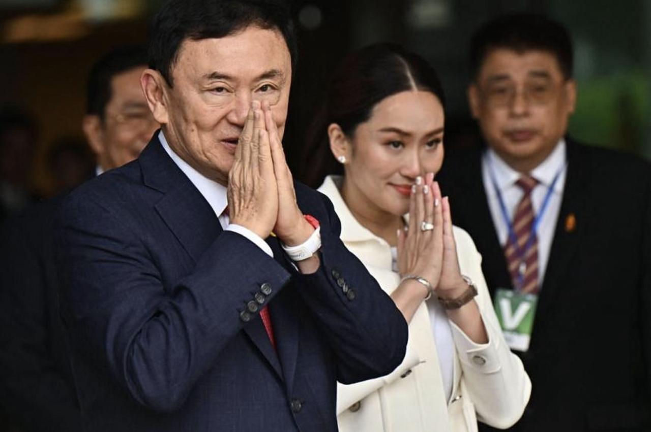 泰国前总理佩通坦在社交媒体发布一张家庭聚餐照，她与父亲他信、姑姑英拉在中国同框。
