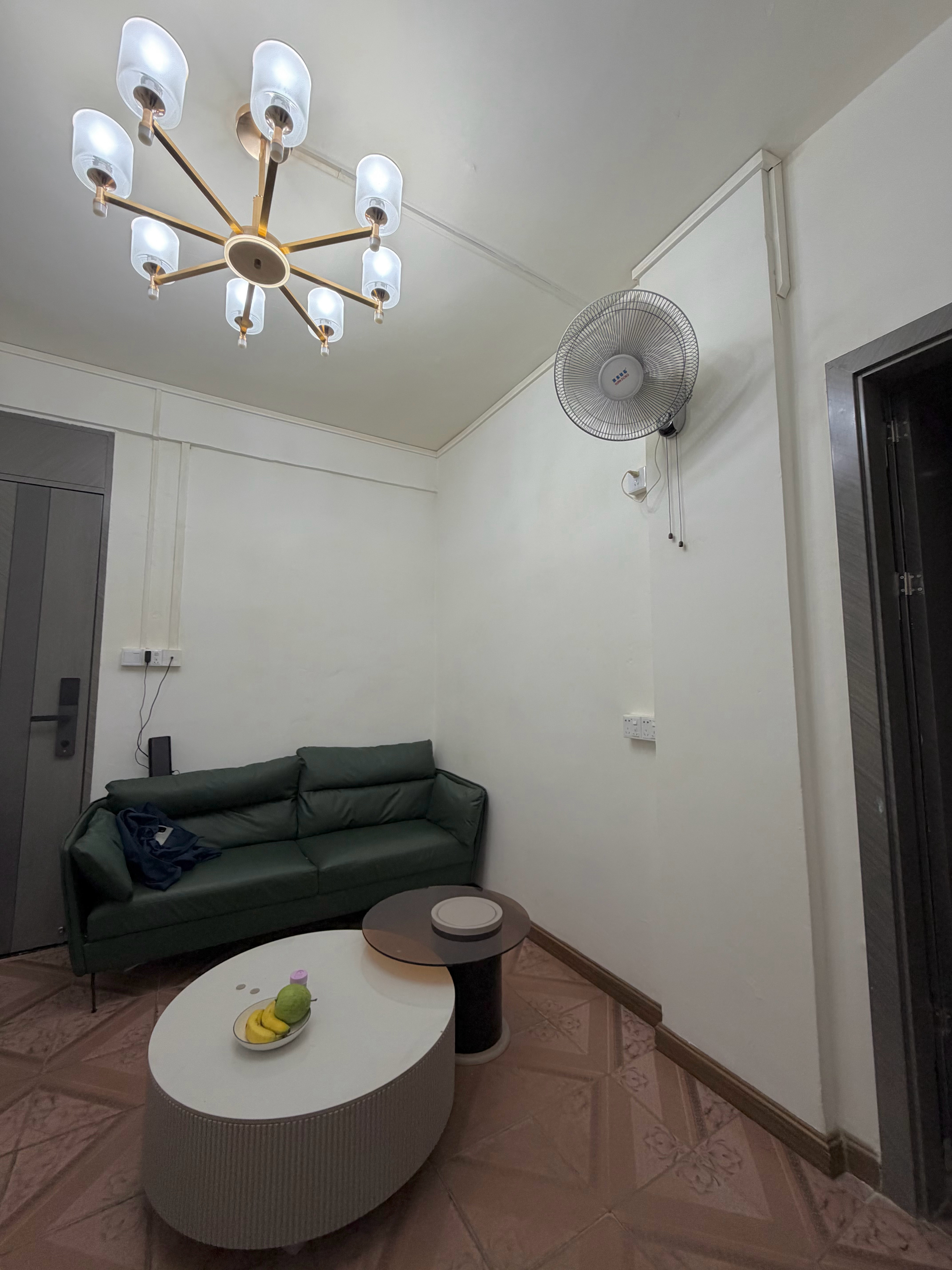 租房带客厅的意义，吹着风扇，这才像是有家的感觉 深圳·前进村市场