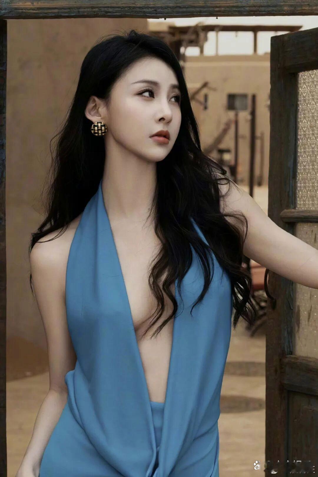 贾青沙漠深V蓝纱裙写真 