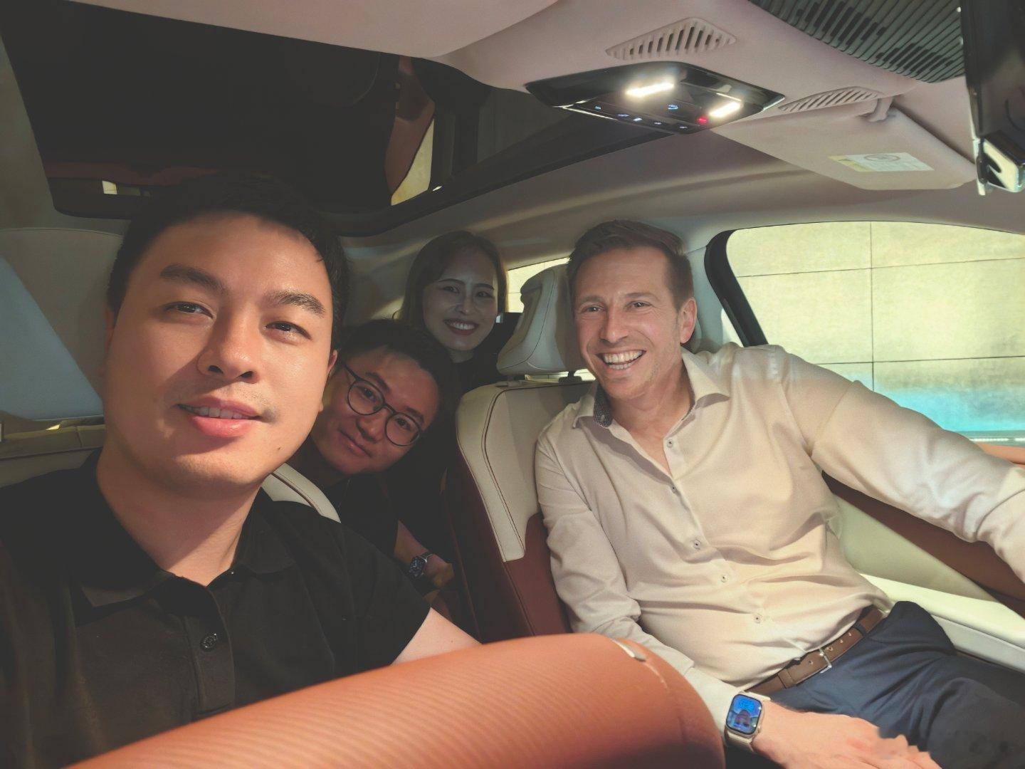 吃饭的时候和宝马座舱的Pascal 聊了很多体验上的问题，他说在德国他们习惯吃完