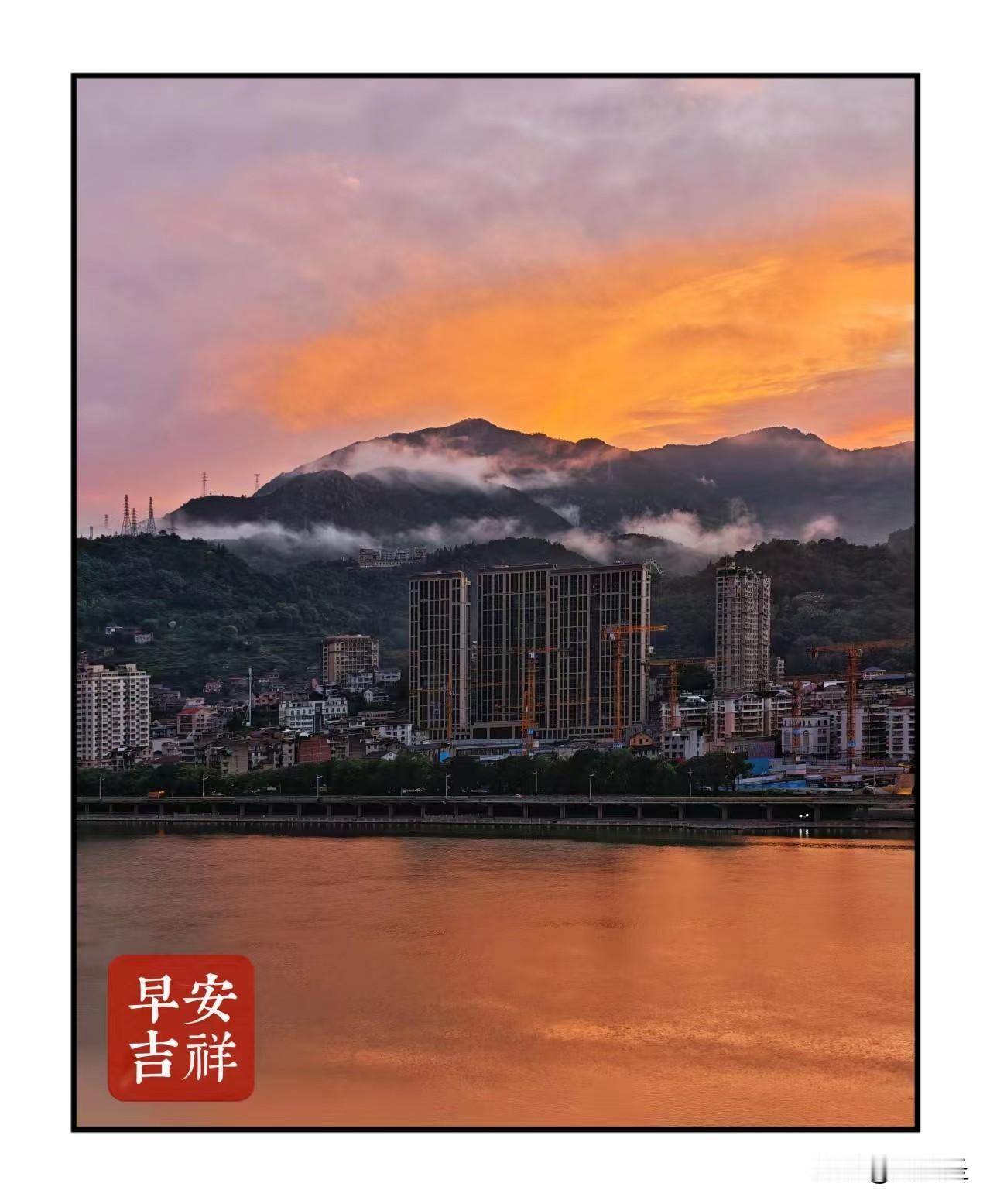 现代化农村的早晨，那景色真的绝了。之前我去乡下亲戚家，清晨一推开窗，就被眼前的景