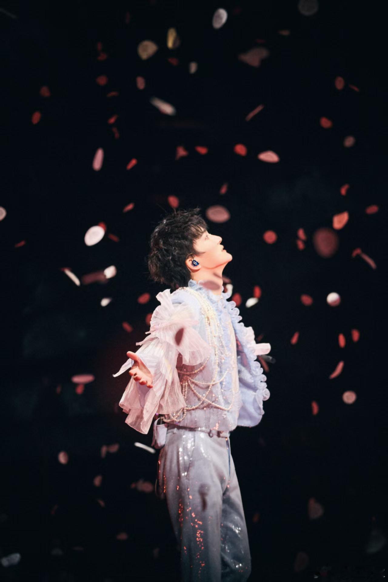 周深摄像大哥情绪价值好足 周深演唱会真是“全员沉浸”，连摄像大哥都忍不住加入应援