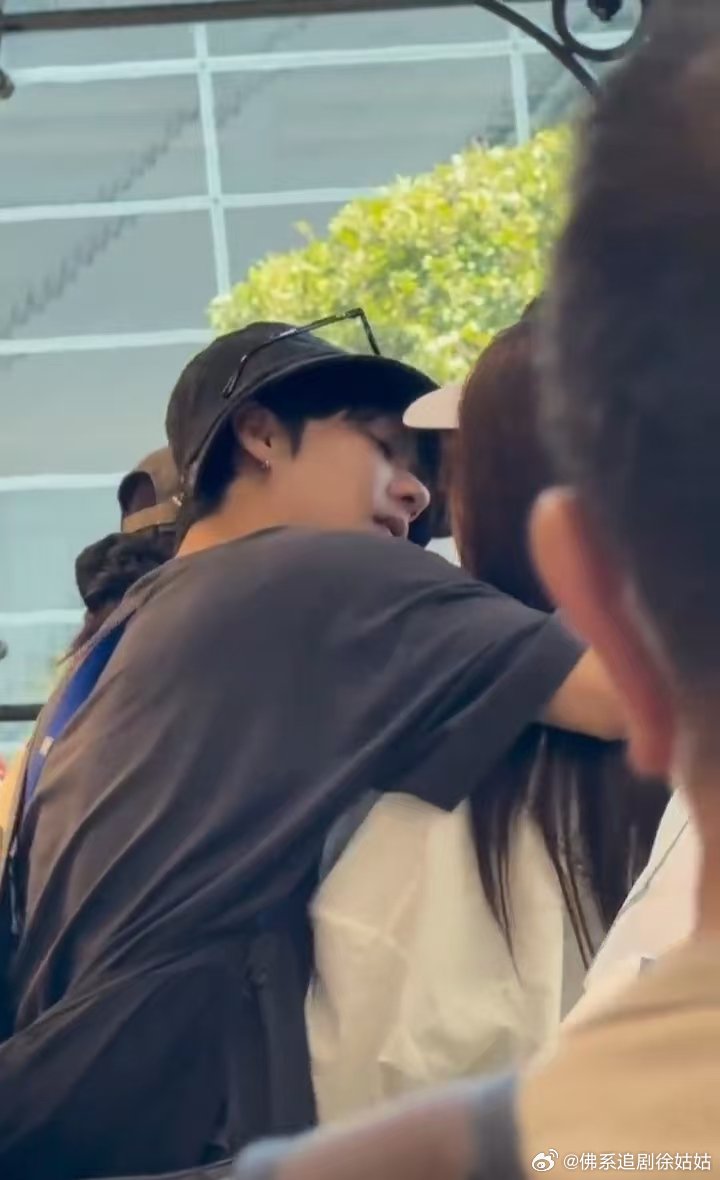 疑似程相与女友接吻视频疑似程相李佳洁接吻视频 疑似程相李佳洁接吻视频，粉丝说求锤