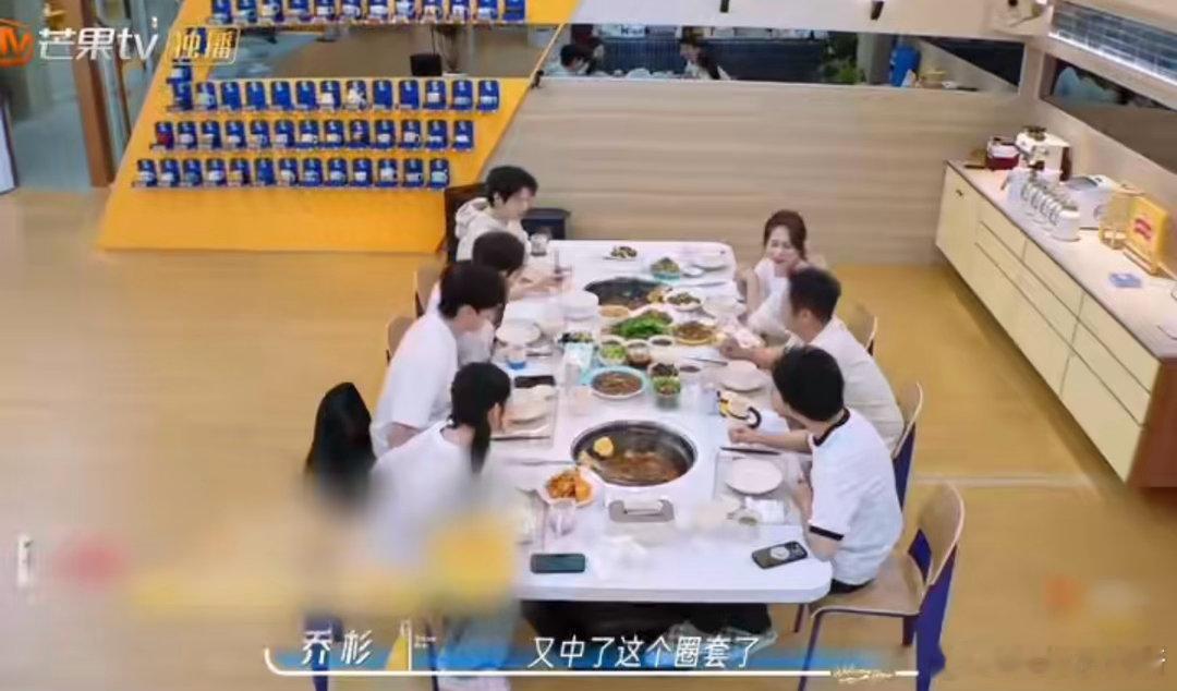 何炅高情商输出收获哇声一片何炅一句话把所有人哄成翘嘴现场氛围瞬间被盘活，一句温柔