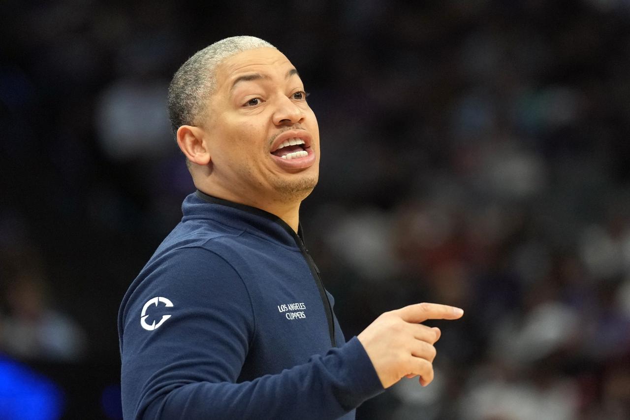 泰伦卢谈快船下半场糟糕表现：
“下半场进攻节奏慢，这是我们自身原因，希望球队能像