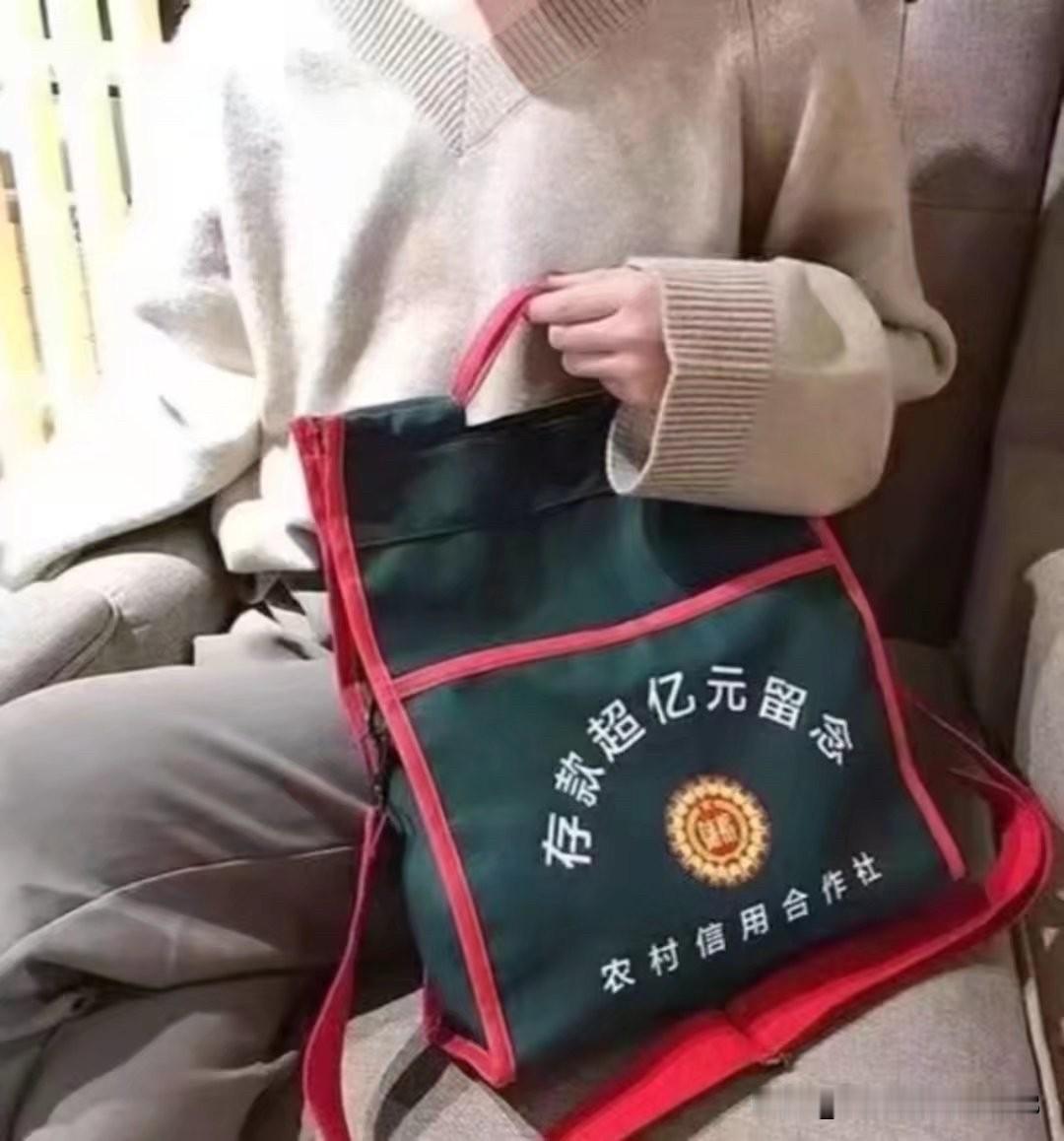 这世上绝大多数人说话都是看人的。对于比TA强大的，比TA有钱的人说话，就恭恭敬敬