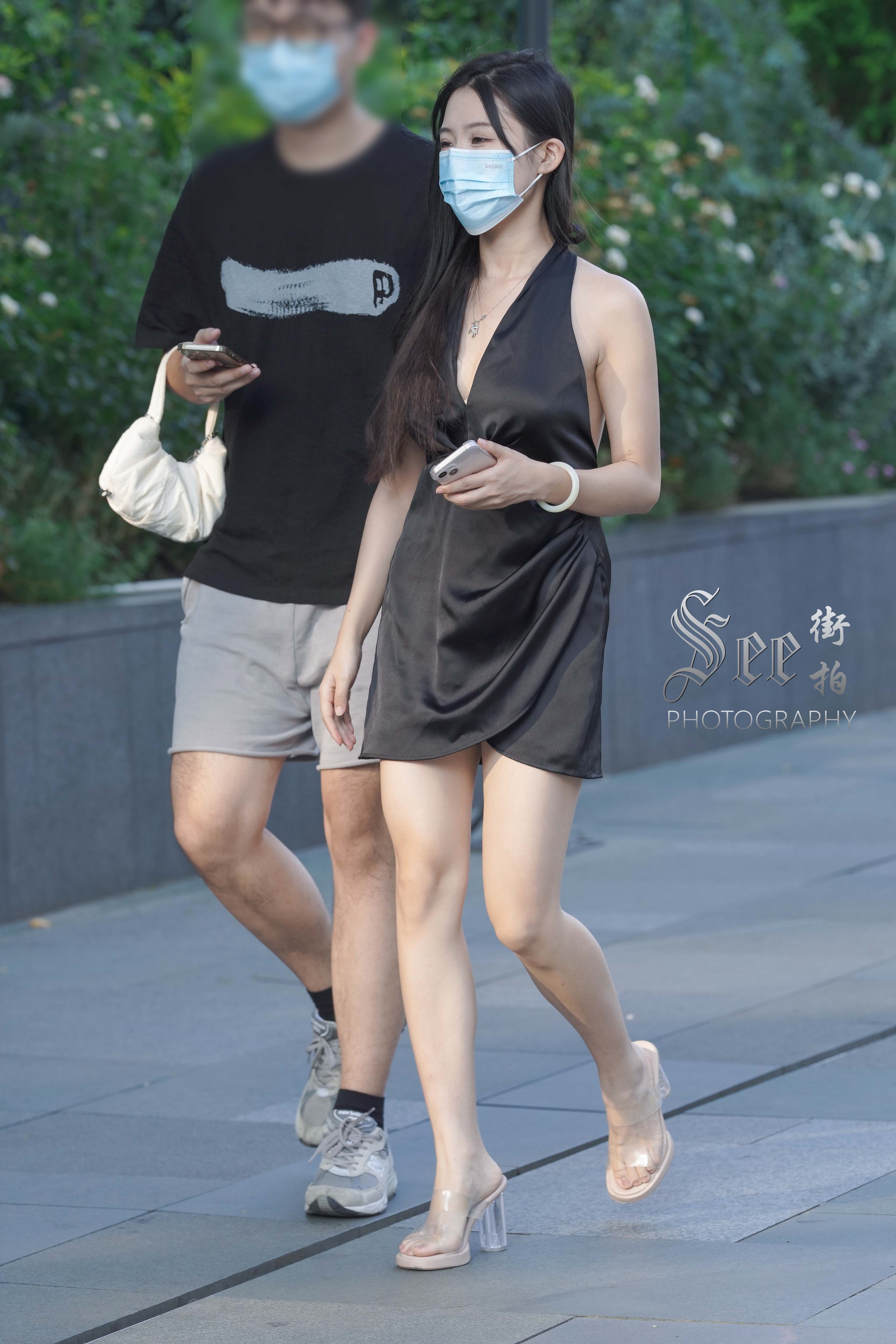 黑色吊带裙，显白显气质~~ ​​​