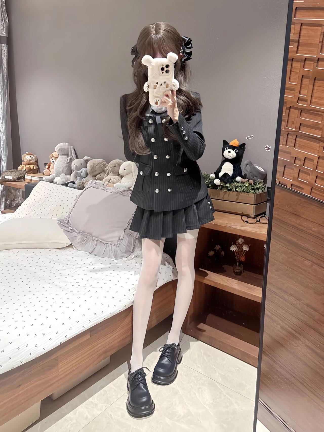 整体造型像从日漫里走出来的美少女，氛围感直接拉满，
黑色细条纹西装外套配百褶裙，