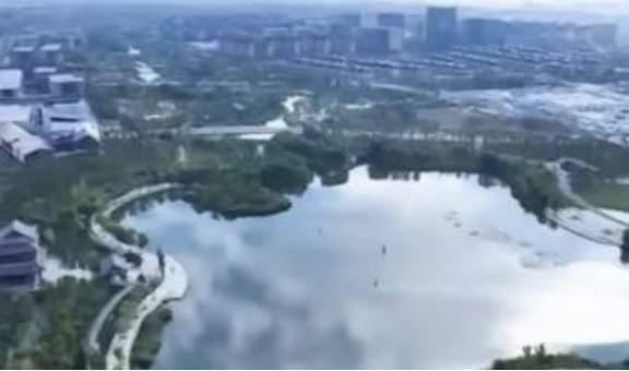 9年前，中国投入了5100亿，建设了一个面积相当于三个纽约市的新城，那就是雄安。