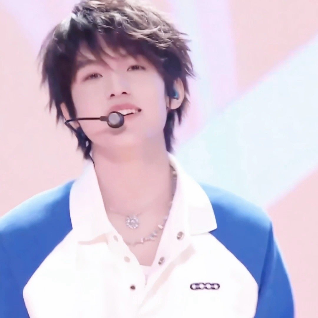 张泽禹舞台大屏冲击力张泽禹玉桂狗配色打歌造型 蓝白撞色太戳心！活力满格的玉桂狗本