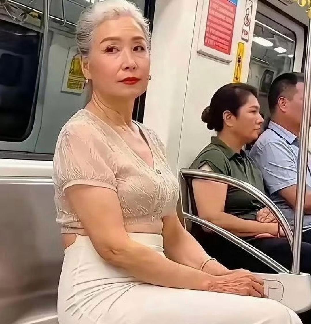 坐地铁抬头看见对面的阿姨，满头银发打理得一丝不苟，妆容妥帖自然，一身浅色系搭配雅