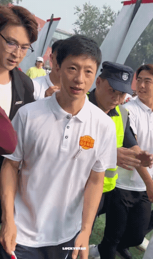 好像也有那么一点新生的紧张感哈！
北京体育大学开学典礼
马龙作为博士新生发言，和