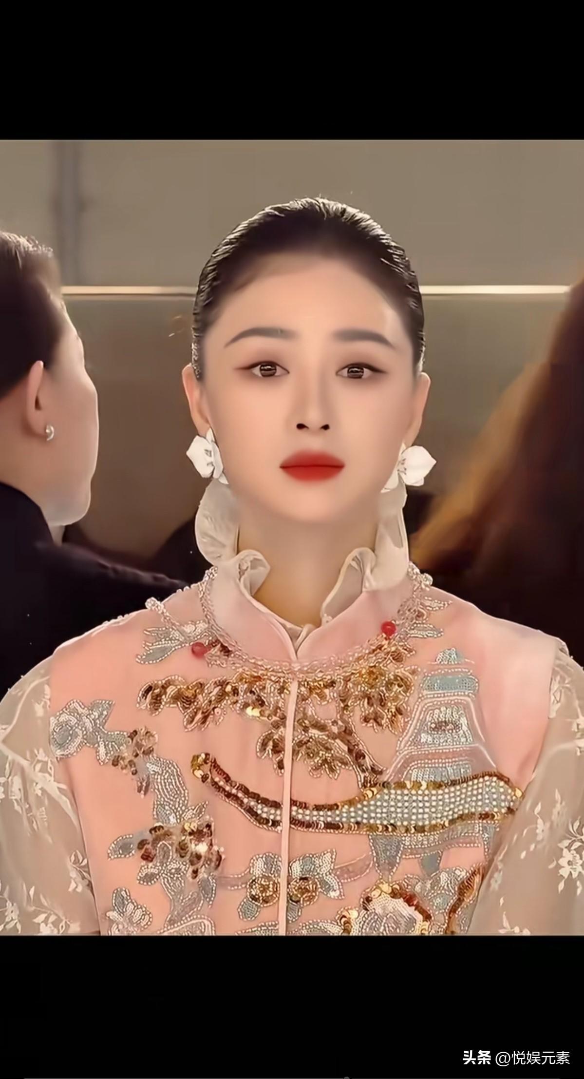 蒋欣是一个直率漂亮，
而且懂得自嘲的聪明女人，
大家有没有觉得，
她演的很多角色