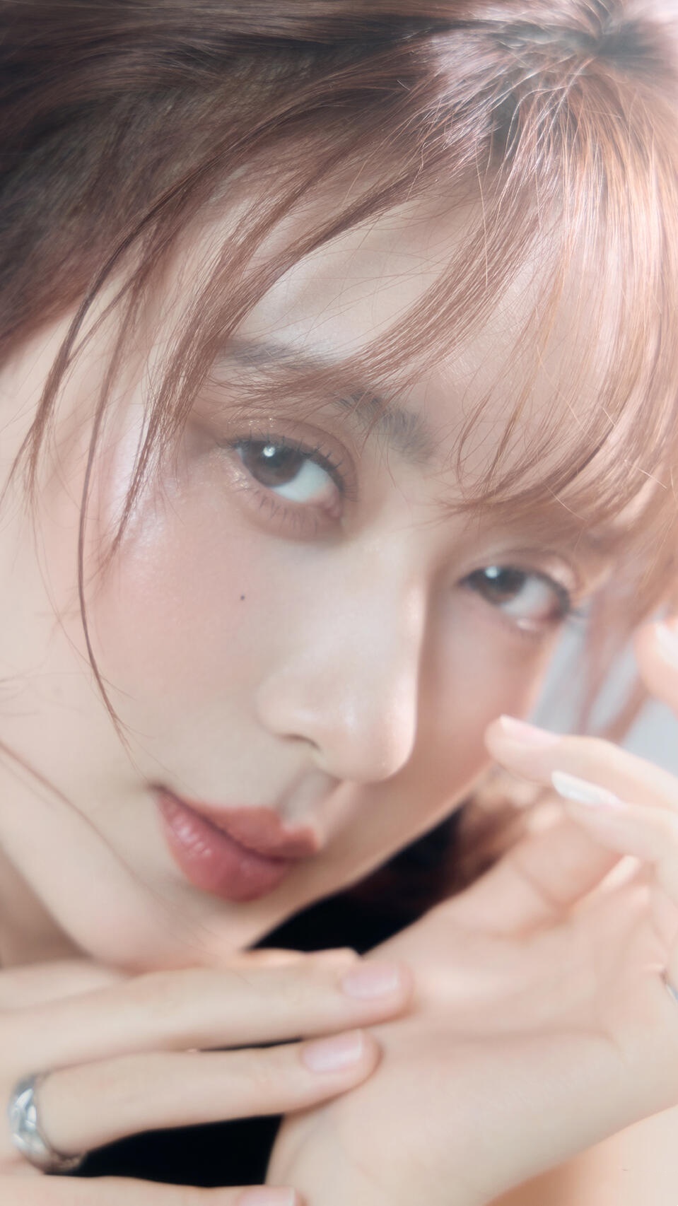 演员徐梓钧，黑色唯美系写真壁纸。徐梓钧