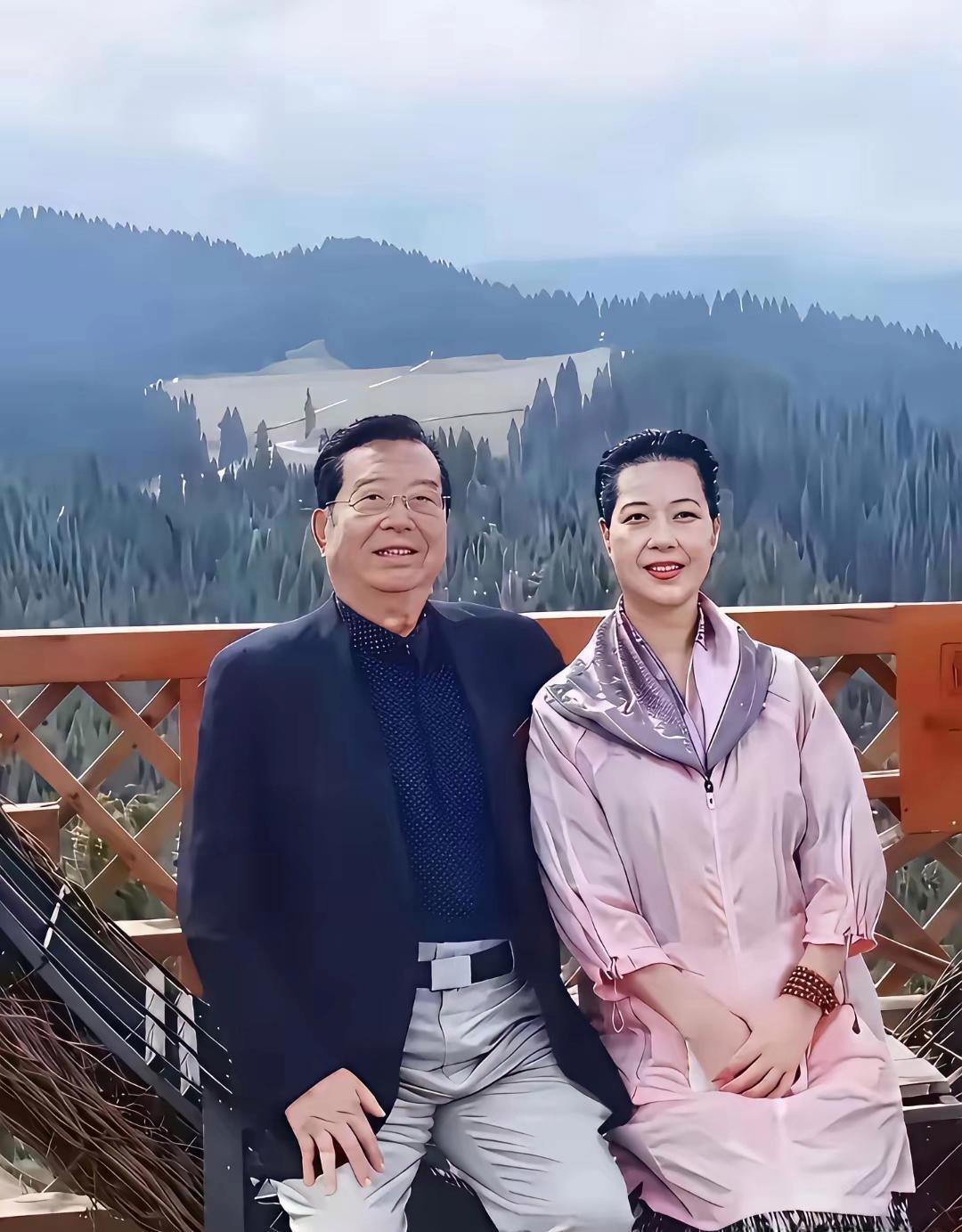 87岁的李双江与59岁的梦鸽同游新疆，景区合影中状态尚佳。