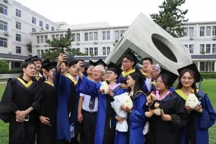 近五年本科毕业生就业流向出现明显变化，一线城市就业占比从2021届18%下降至2