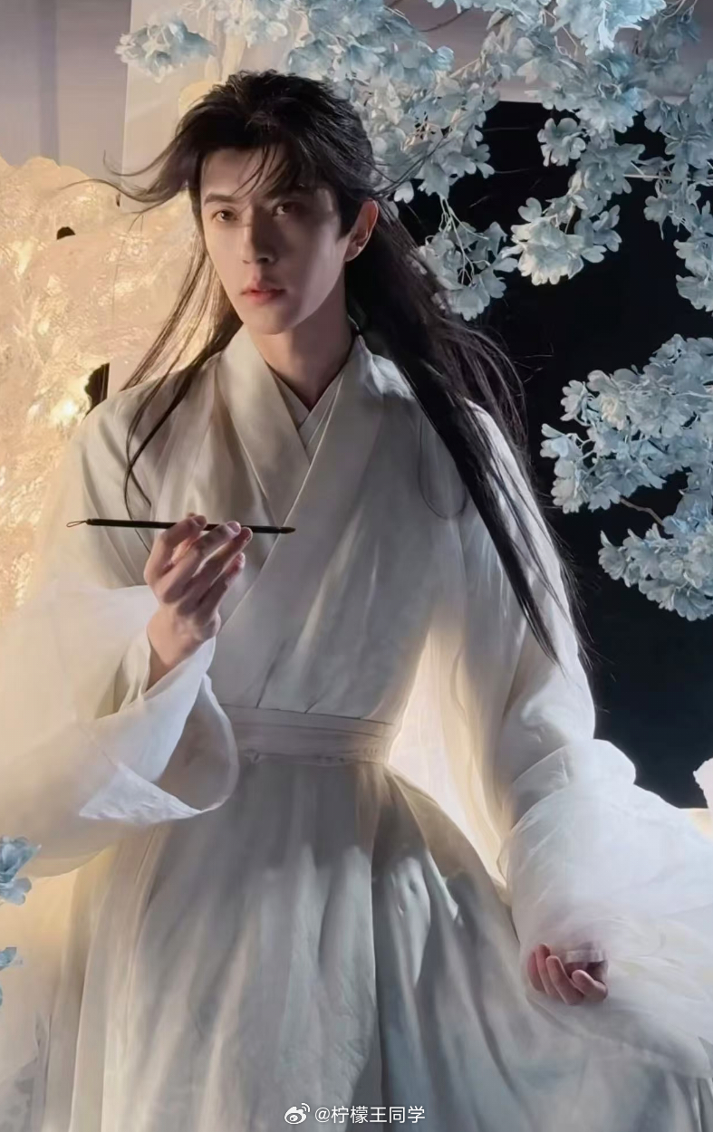 最近似乎被雪藏了？还有人不认识于朦胧的吗？于朦胧于朦胧，生于新疆乌鲁木齐，毕业于