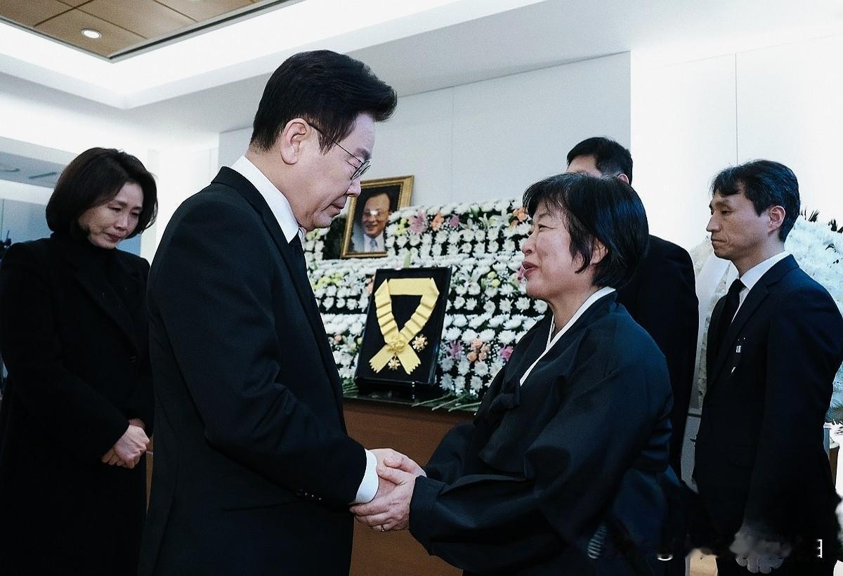 韩国总统李在明和夫人金惠景27日前往位于首尔大学附属医院的殡仪馆，吊唁日前去世的