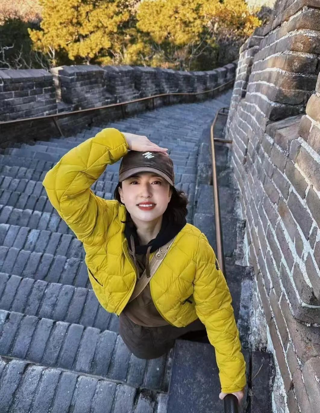 被45岁张蕾的秋日穿搭狠狠种草了！
短款亮色棉服提升腰线，搭配同材质的深色半裙，