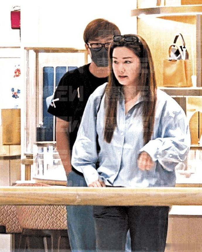 马国明回应汤洛雯孕味浓马国明透露汤洛雯最近胖了一点 据港媒，马国明、汤洛雯逛街被
