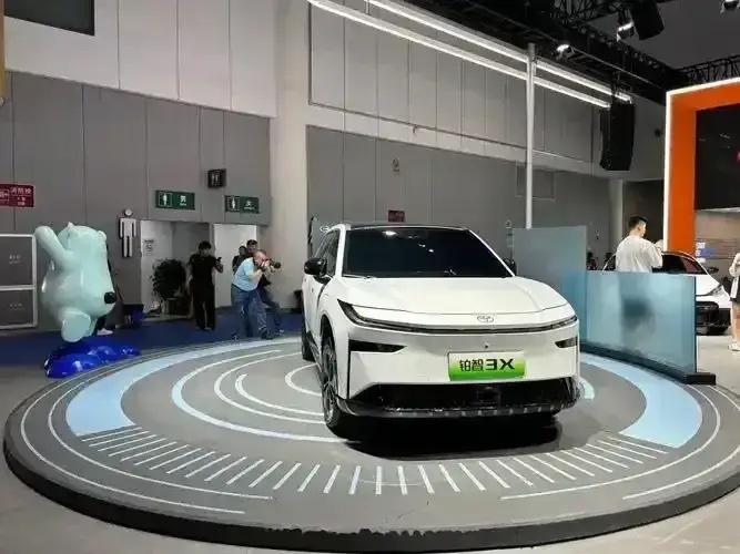部分外媒称中国车企发展路径走偏，
质疑其：
中国车——不研究发动机、
中国车——