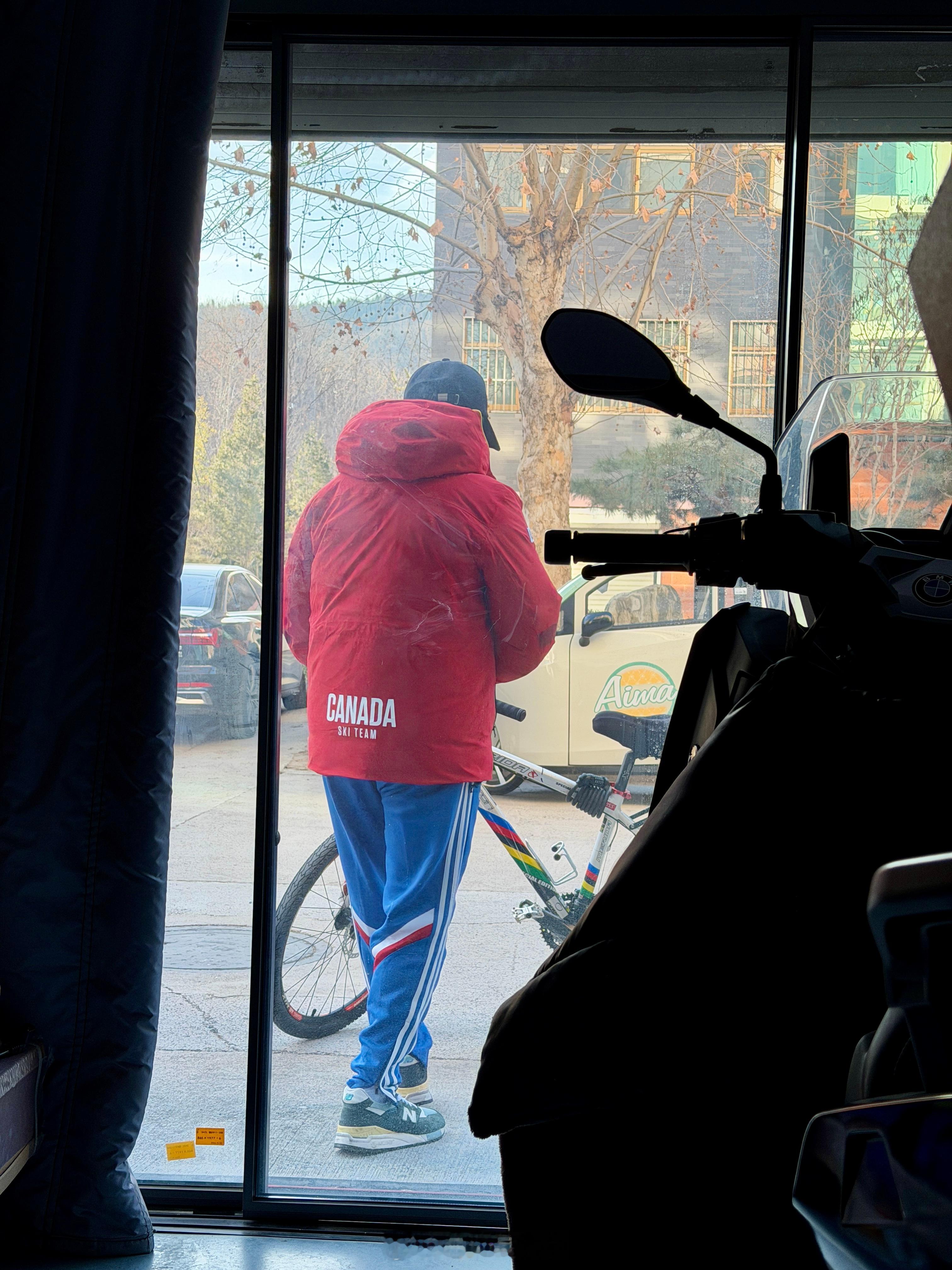 论精神头我是佩服家里老头的，70+天天打扮的比我还运动，满世界嗨皮，风雨无阻祝天