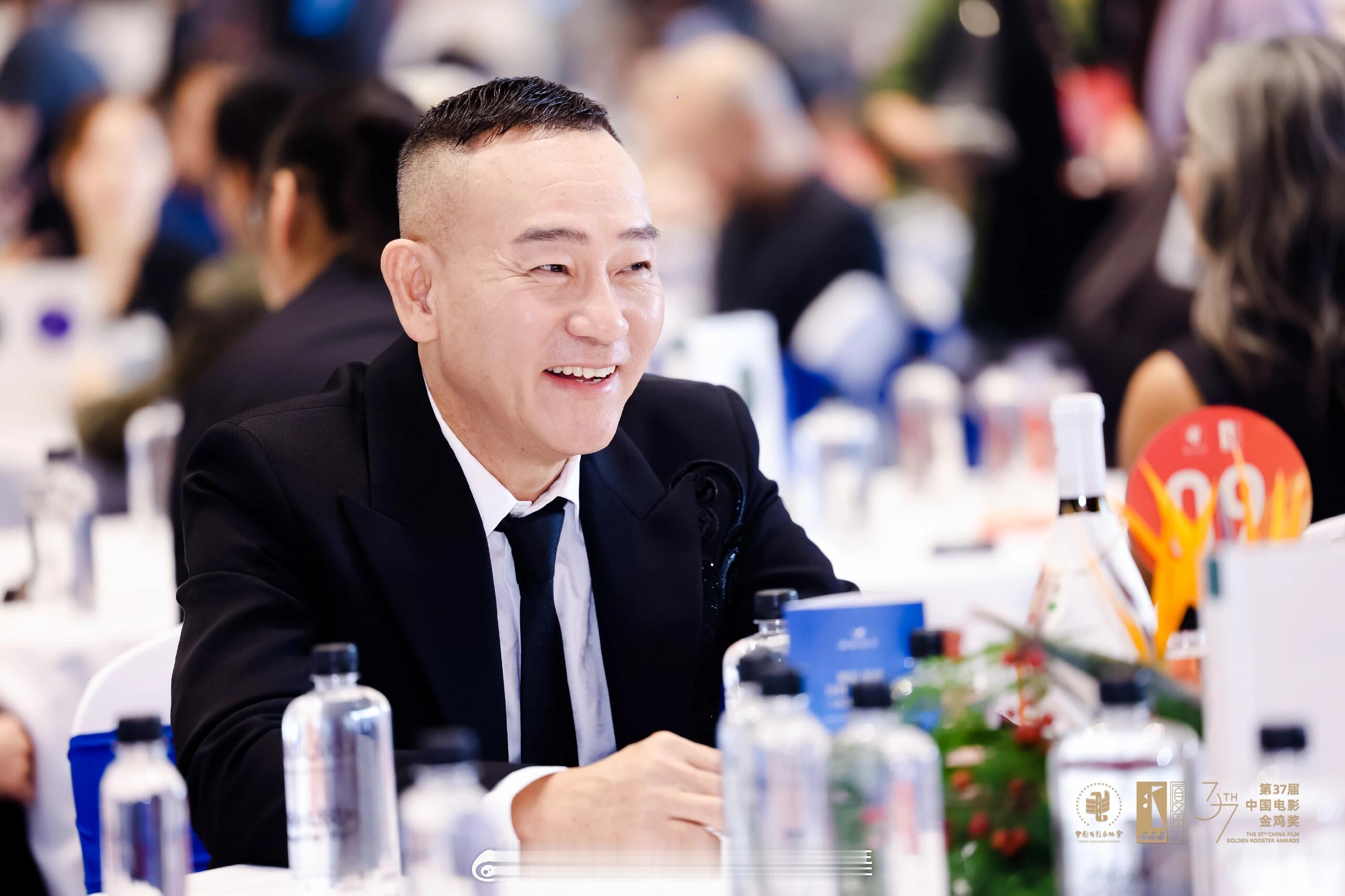 成龙呼吁大家到电影院看电影 金鸡奖几位爷叔的状态 