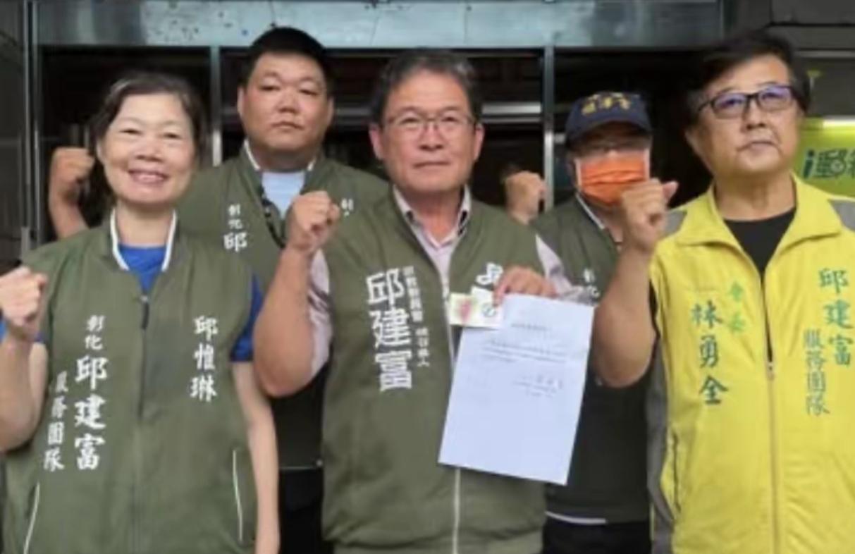 民进党创党元老，40年党龄的老党员，彰化市前市长邱建富今日亲赴民进党彰化县党部，