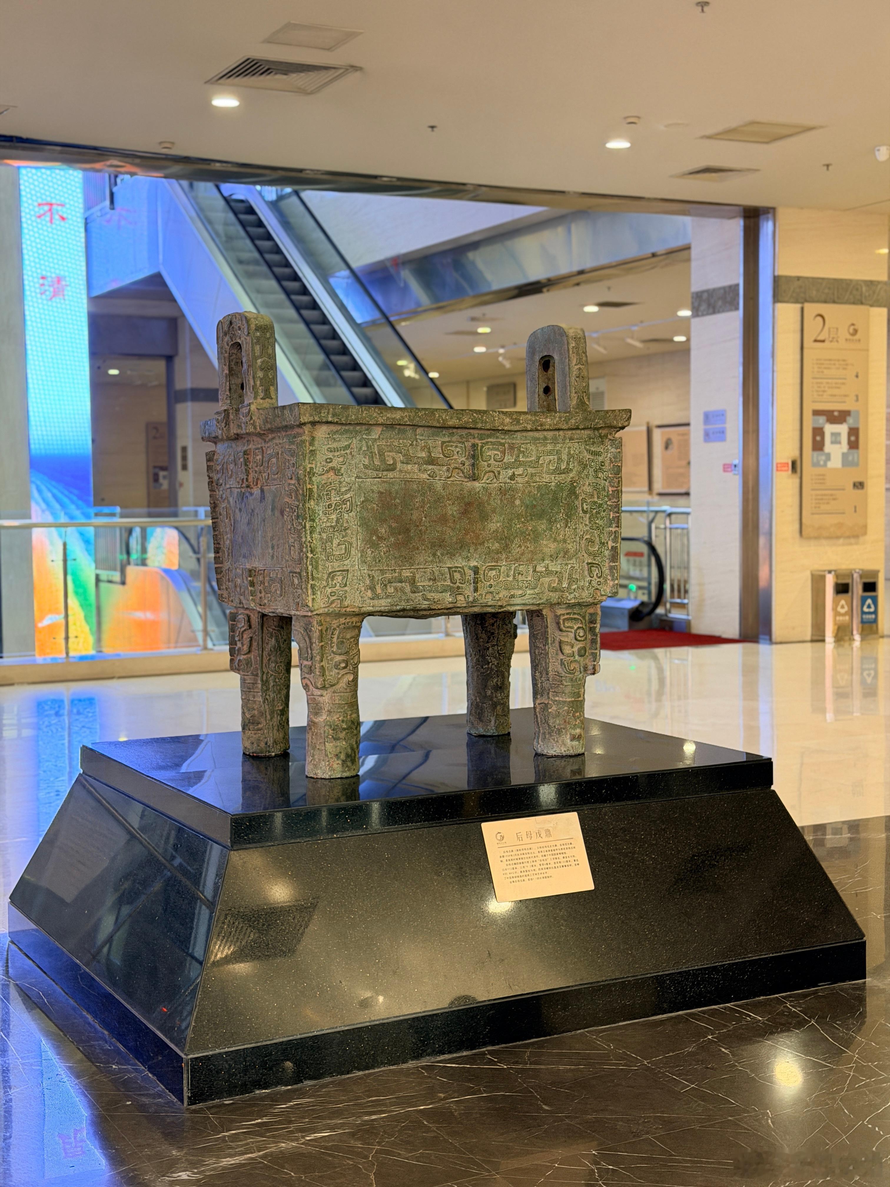 一早沉浸式观展~走进黄河文化馆，鼎形建筑沉稳如鼎，内藏黄河千年文脉。这里以“大河