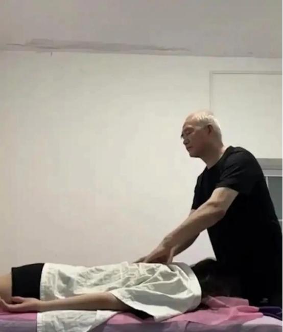近日，一段5分钟炸裂视频全网疯传！20岁女生带着全套拍摄设备直奔盲人按摩店，进门
