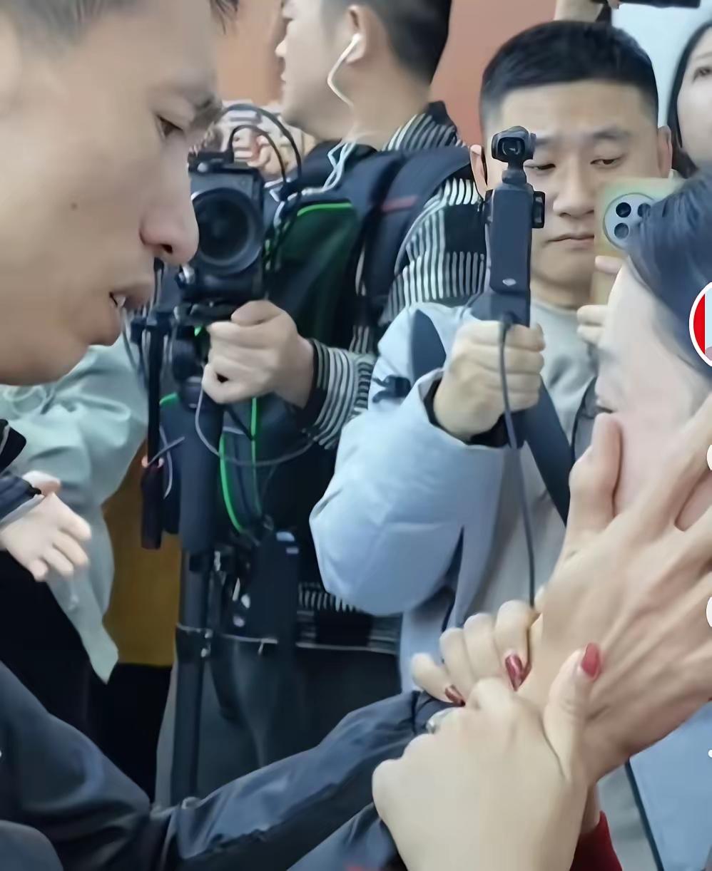 33年寻亲终圆满，姐姐的坚持，终于等来了迟到半生的团圆。
 
弟弟李鑫如今在工厂