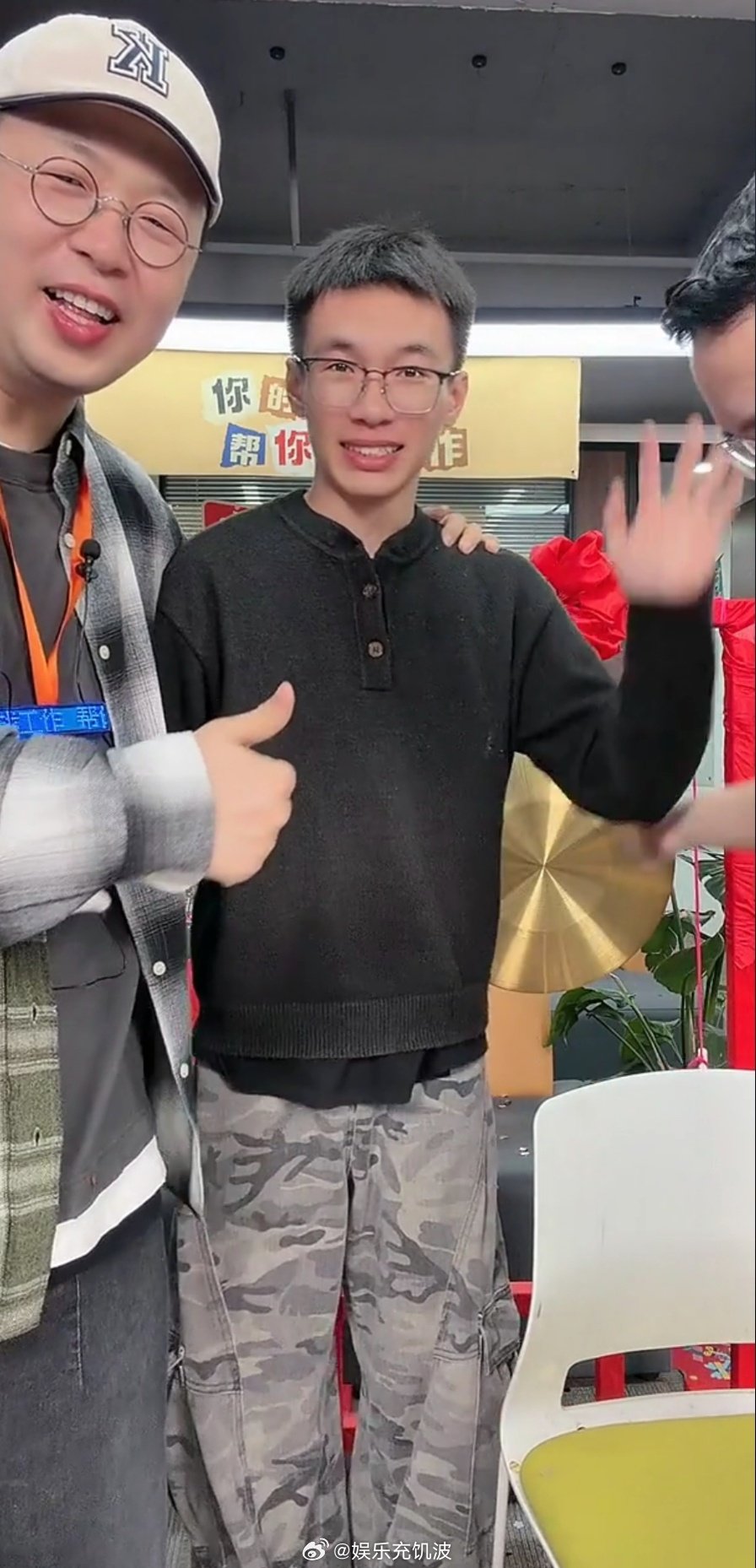 杜海涛直播面试比短剧还抓马杜海涛面试奔现速度夯爆了直播面试变惊喜奔现！杜海涛慧眼