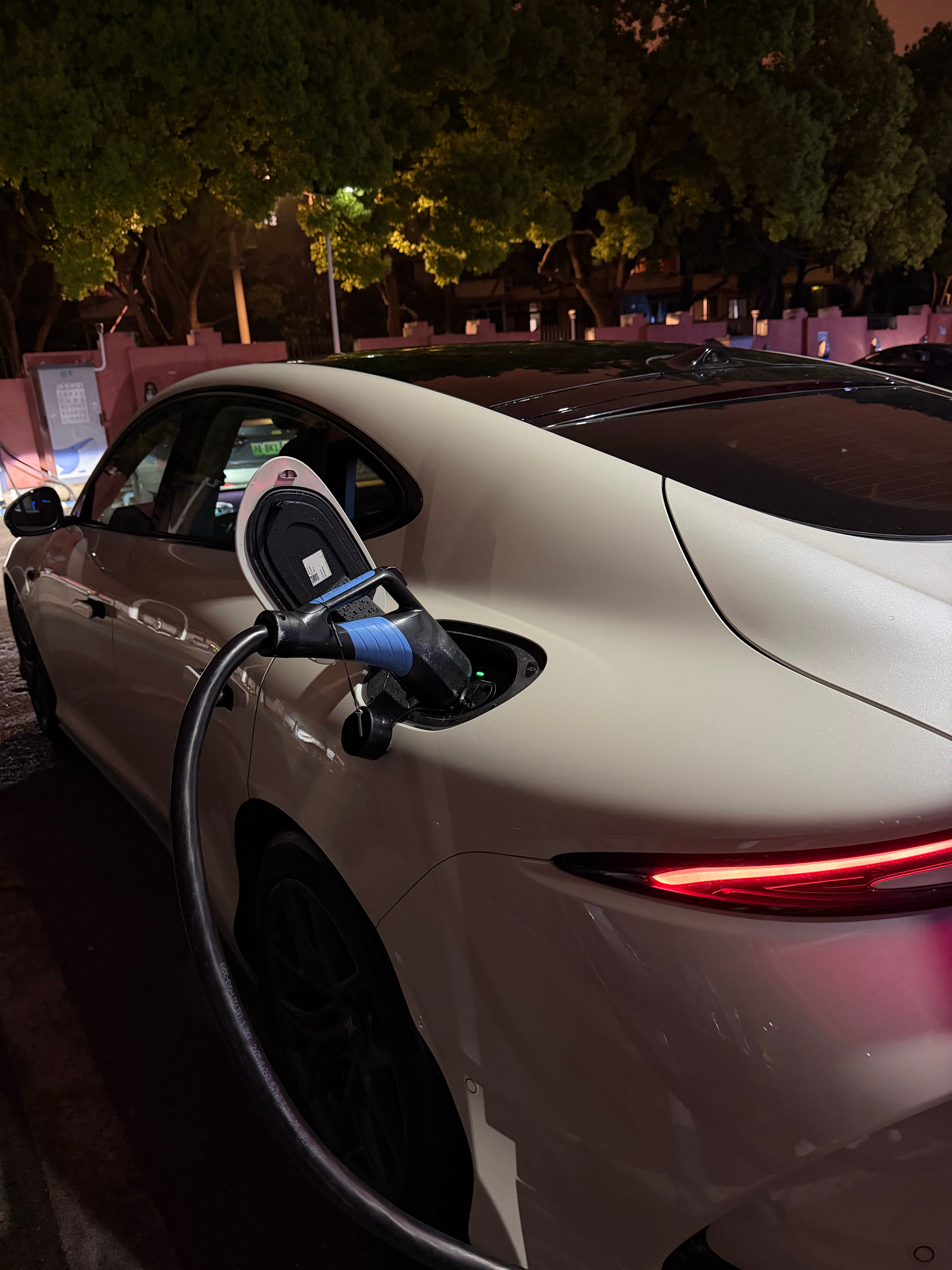 前几天去上海，找了台智己L6当代步车，因为要去一趟湖州朋友的咖啡店喝咖啡，顺便看