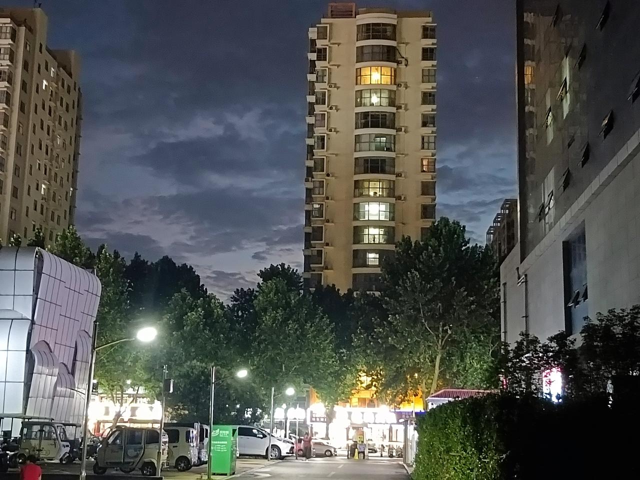 且(短小说)。我遇到一个小孩，说是小孩，其实也不小，大约十四五，头发染了好几种颜