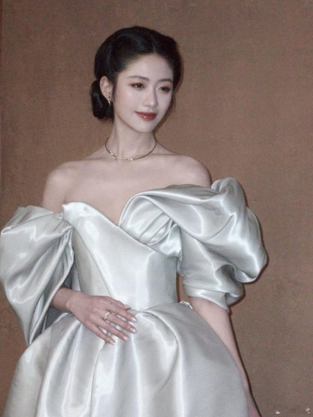 周奇没否认向涵之恋情他俩这都是变相地承认了吧，一个发了营业图没有正面回应，一个回