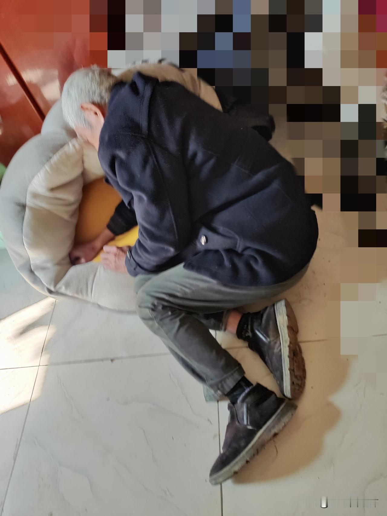 公公一天摔倒两次
“刚才睡午觉，我差一点从床上摔下来。”听公公说，我大吃一惊。