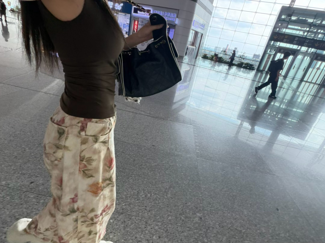 推荐大家lululemon这个版型的吊带掐腰掐的完美，而且大家都知道露露是那种其