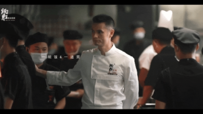 小厨那组手工虾面太加分了，焖得透亮还带嚼劲。大厨这边光顾着秀粤菜刀工，连“焖”的