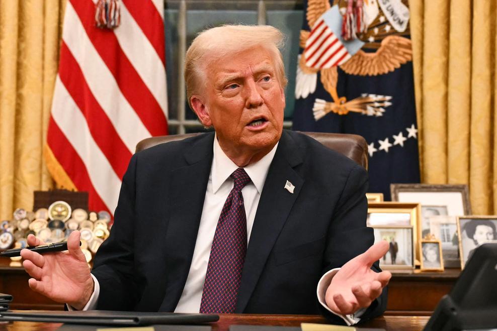 特朗普凡尔赛了，我说的真的凡尔赛。
他居然是在凡尔赛宫签署的备忘录。不过呢，他可