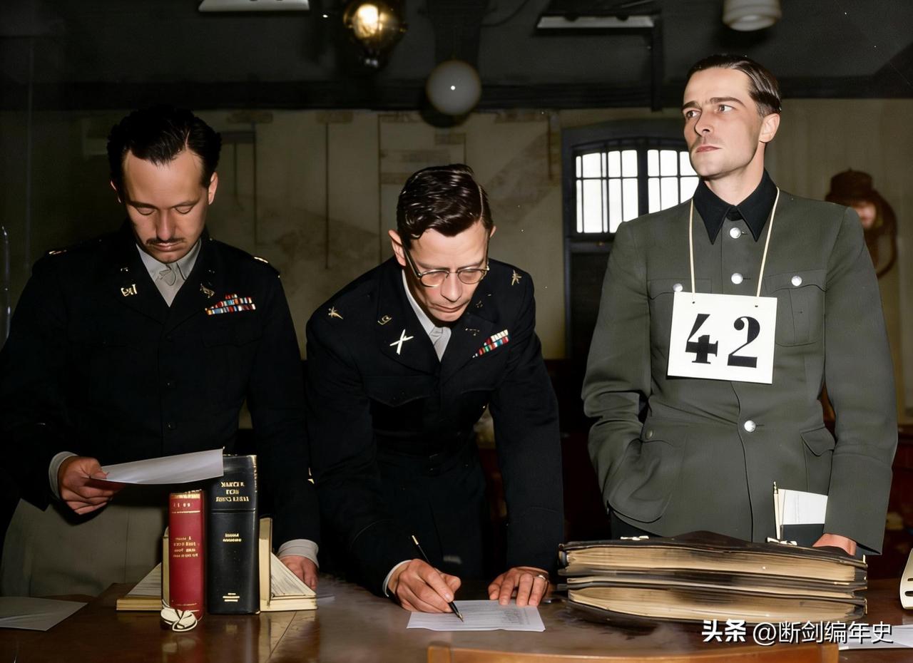 另一张准备受审的约阿希姆·派普的照片。制服虽然已经被除去所有军衔标志，但依然笔挺