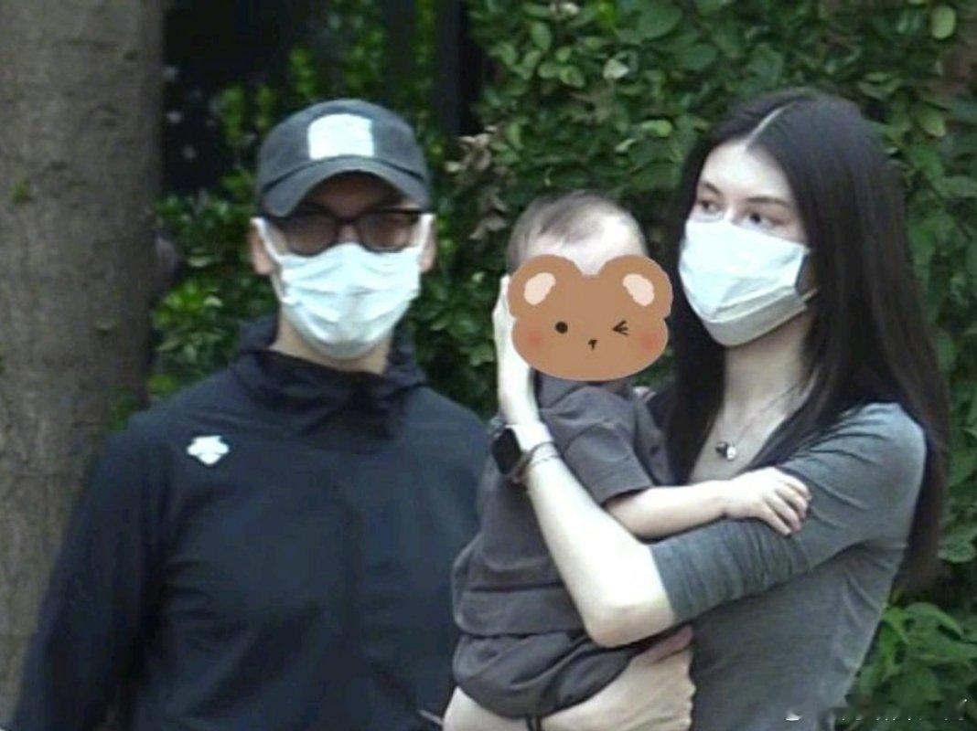 陈伟霆何穗一家三口同框陈伟霆何穗一家三口被偶遇，画面松弛温馨。江南微评 不刻意炒