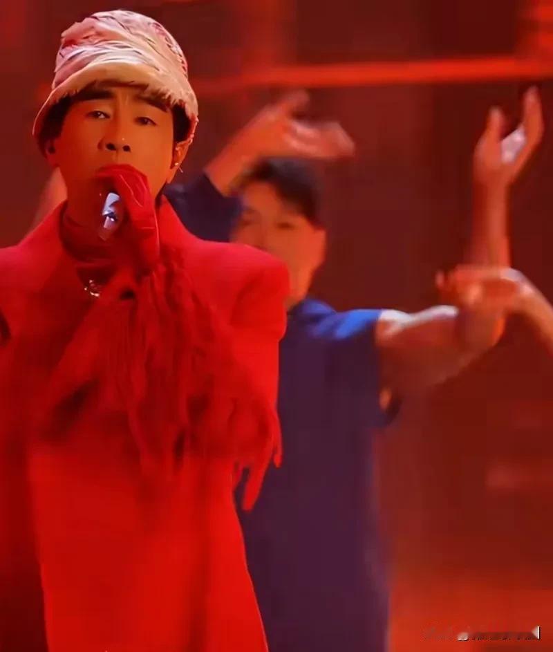 陈小春在春晚的名场面，略显浮夸的舞台服装和帽子在他身上一点不违和，老牌艺人的气质