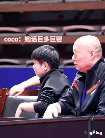 孙颖莎在小杨身边像个小朋友
小杨带莎莎上班的一天
莎莎的松弛感也是让小杨头疼
小