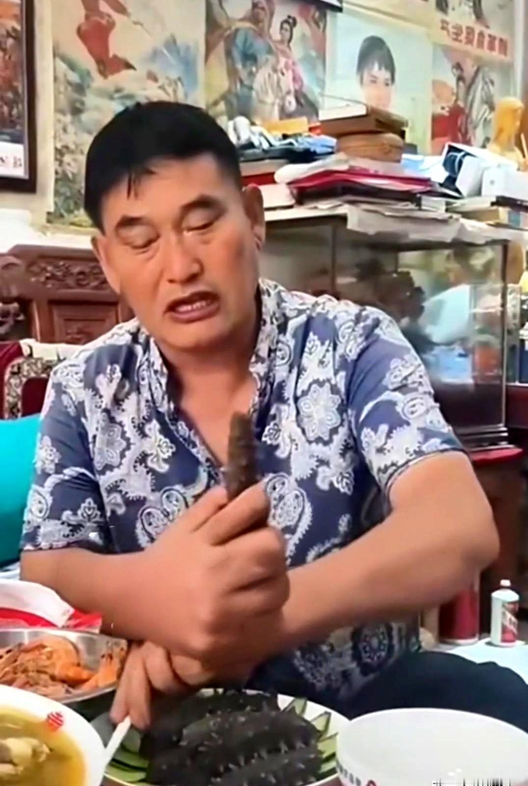 刷到朱之文端起海参那一幕，还是停了一下。
当年从田埂里唱出来的人，如今餐桌上的菜